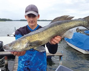 Angler Paul Groche präsentiert einen im Wutzsee gefangenen Fisch