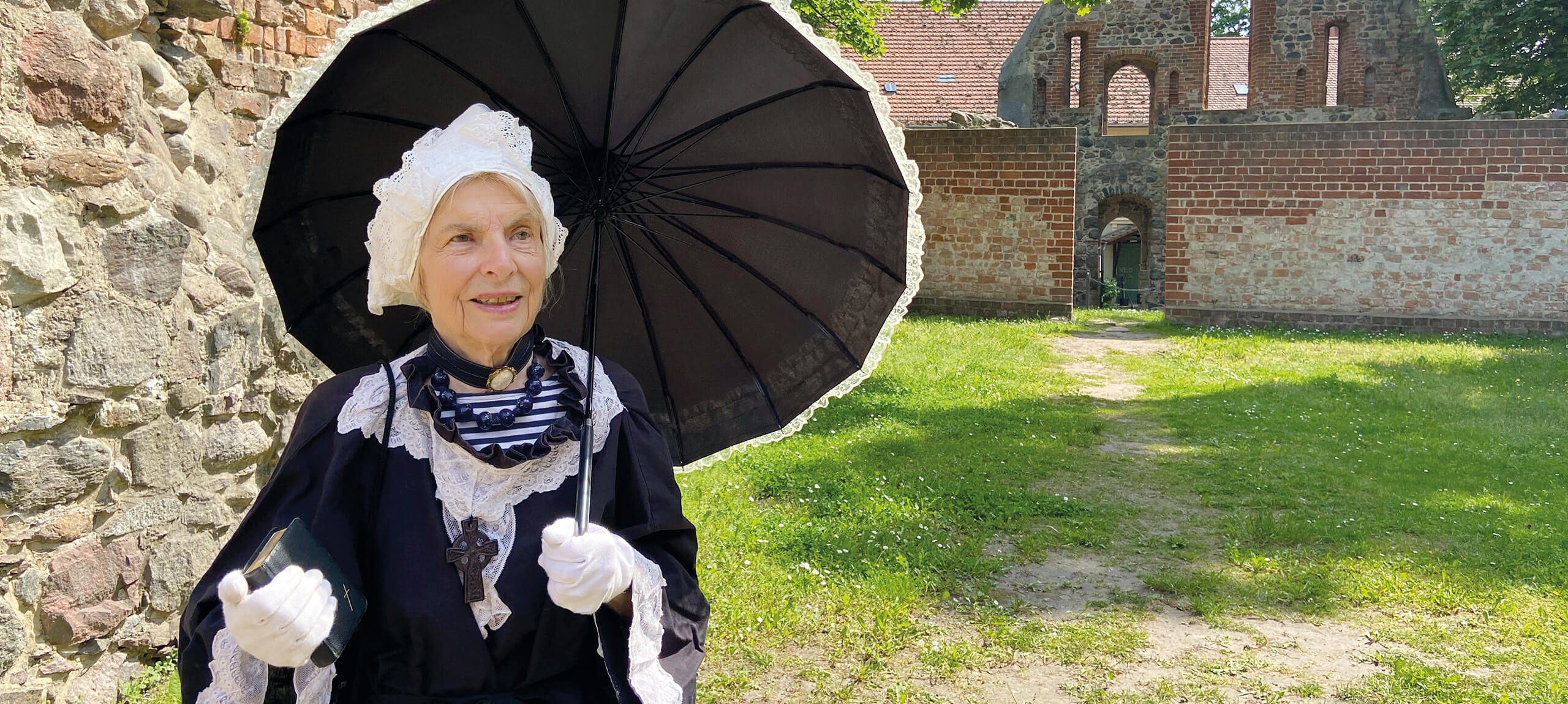 Lindower Kloster begleitet Ingrid Röseler durchs Leben. Im Stiftdamenkostüm führt sie Besucher durch die Klosteranlage.