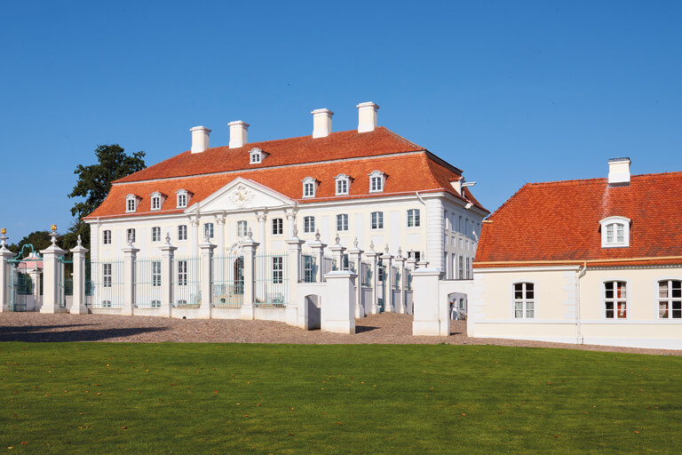 Schloss Meseberg das Gästehaus der Bundesregierung Erkundungstour und Ausflugsziel rund um Lindow