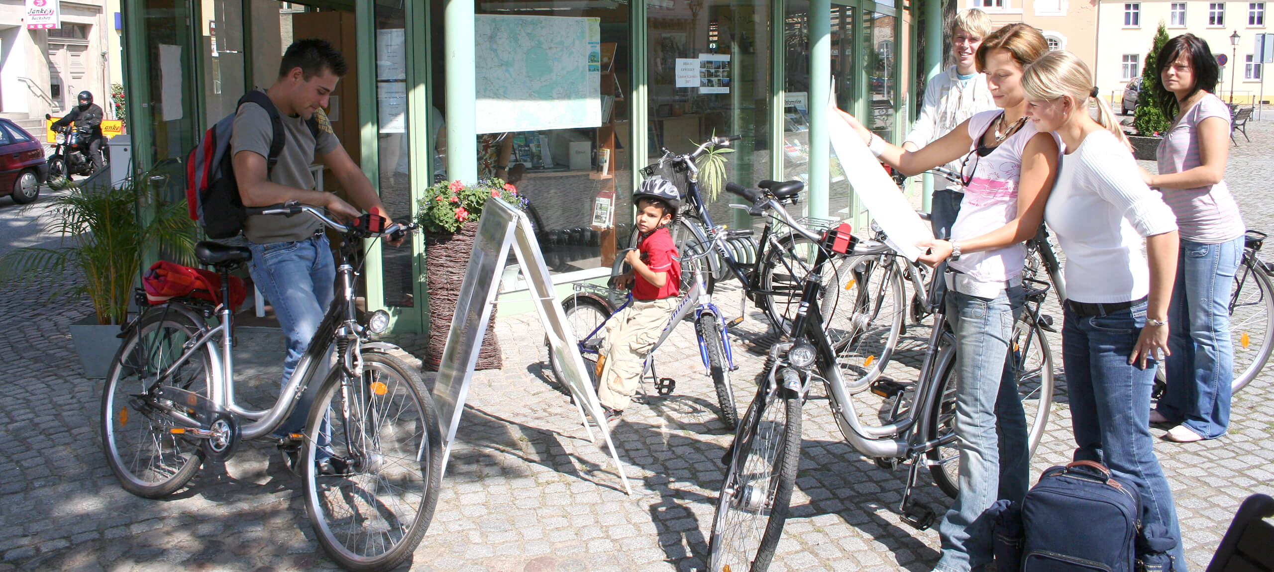 Radfahrer vor der Tourist-Information in Lindow