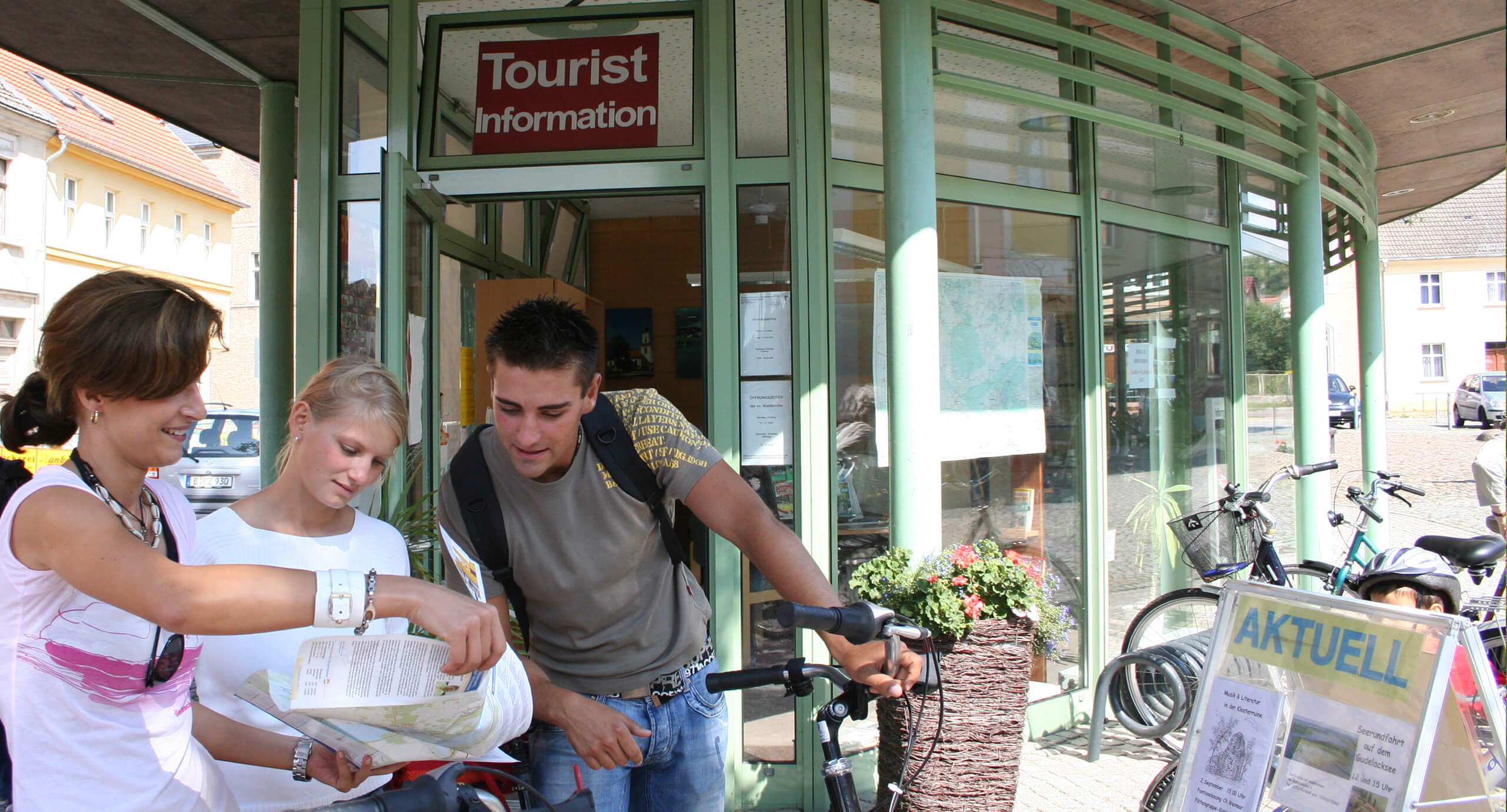 Eine Gruppe Touristen vor der Touristinformation in Lindow (Mark)