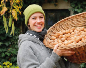 Vivian Böllersen mit einem Korb Walnüssen